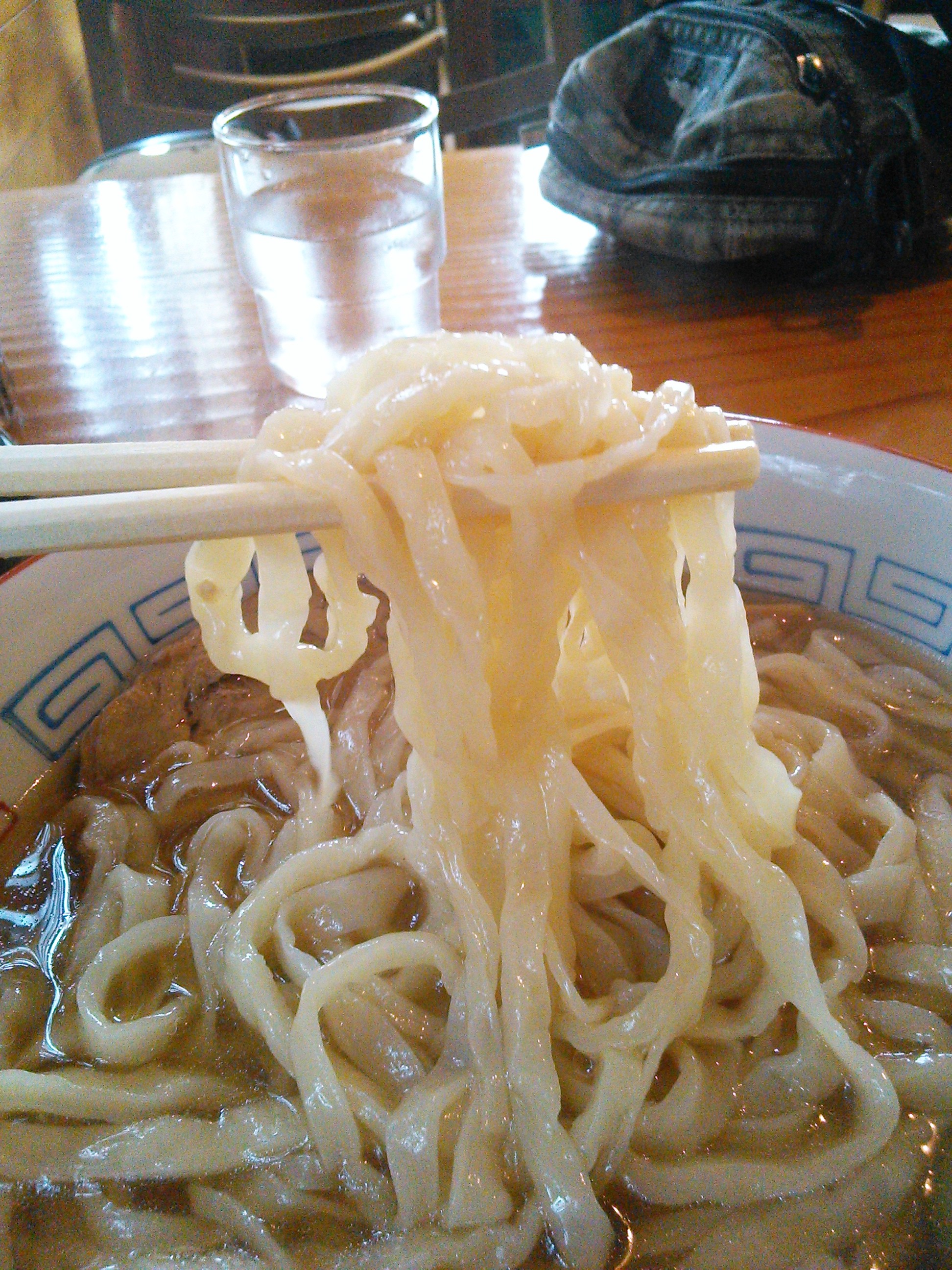 佐野ラーメン・森田屋北茂呂店のラーメンの麺は手打ちでモチモチ