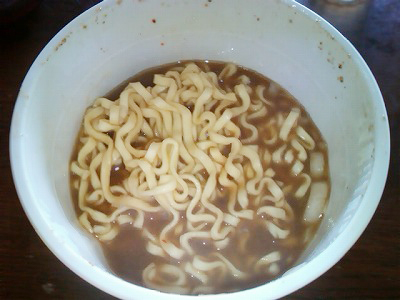 「ラーメン凪　煮干王」のカップ麺の麺