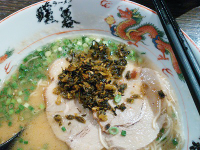 ラーメン暖暮のラーメンに辛子高菜を投入