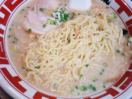 屯ちんのラーメンの中太ちぢれ麺