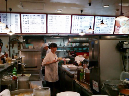 川崎の中華料理店・天龍の店員さんはいつも忙しそう