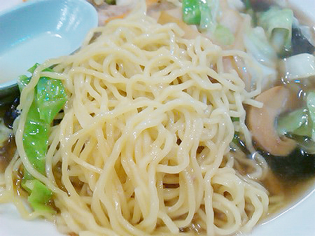 川崎の中華料理店・天龍の肉ソバの細縮れ麺