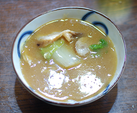 日清の極太 つけ麺の達人 濃厚煮干鶏白湯を食べ進めてつけ汁を追加する