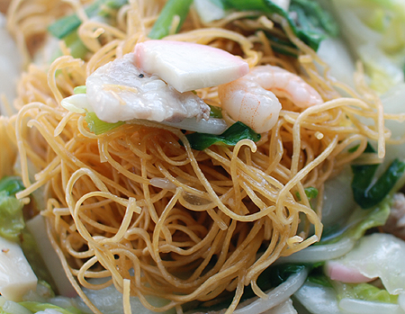 狩野ジャパン　長崎皿うどん 白湯をエビや肉、カマボコなどを乗せて食べる