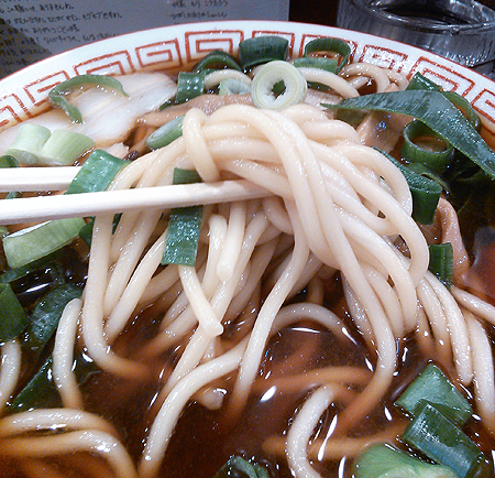 麺屋7.5Hzの中華そばの丸麺タイプの極太麺