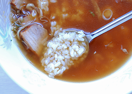 NISSIN「ラ王 醤油」のスープにライスを浸して食べる