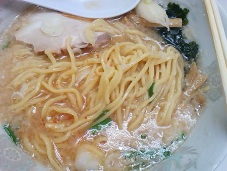 横浜・背脂ラーメンの龍ちゃんのファイヤーメンの麺