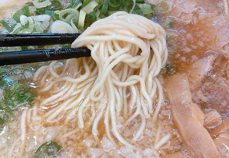 京風背脂ラーメン　ますたにラーメンの麺は細ストレート麺