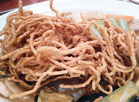 川崎の中華・天龍 あんかけかた焼きそばの太め揚げ麺