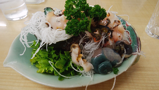 西伊豆・戸田港の魚重食堂で注文したサザエの刺し身