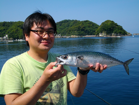 佐藤オキアミが45cmの大サバをゲットし不敵に笑う