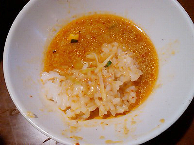 くるまやラーメンの大辛味噌ラーメンのスープを白米にぶっかけて食べる