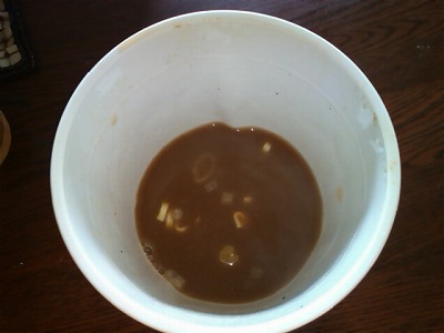「ラーメン凪　煮干王」のカップ麺のスープ