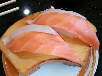 ジャンボおしどり寿司の時鮭の握り