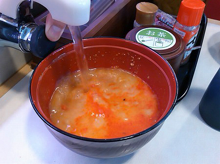 はま寿司の旨辛肉みその冷やし担々麺を食べたらスープ割り代わりにお湯をドボドボドボ