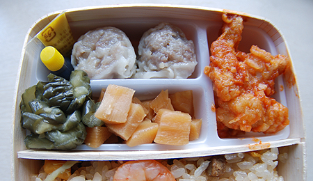崎陽軒の横濱チャーハンのおかずはシウマイ2個に鶏のチリソース、たけのこの甘煮と漬け物