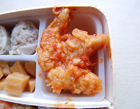崎陽軒の横濱チャーハンの鶏のチリソースは絶品！