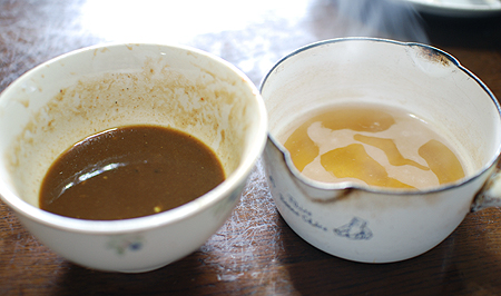 極太 つけ麺の達人　濃厚魚介醤油のシメに付属のスープ割りのダシを投入