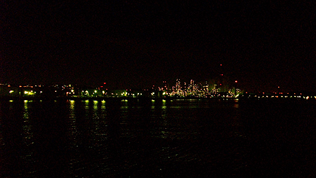 横浜市磯子区・根岸港から見た夜景