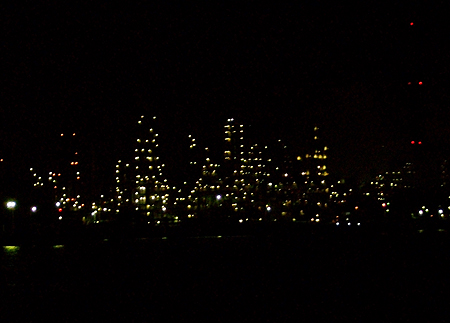 横浜市磯子区・根岸港から見える夜景
