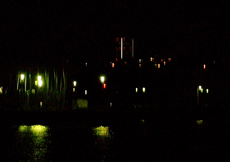 横浜市磯子区・根岸港からはランドマークタワーの夜景も見える