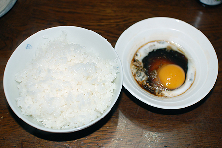 ナメタガレイの煮付けの煮汁を加えた生卵と白飯