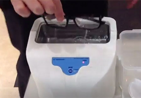 メガネ屋の店頭に置いてある超音波のメガネ洗浄機