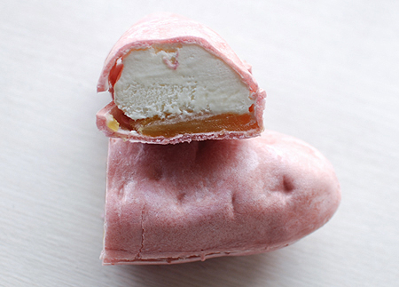 丸永製菓の「おいももなか」はバニラアイスとさつまいも餡の二層構造