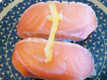 はま寿司の北海道産 炙り秋鮭 柚子塩の握り
