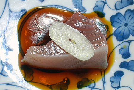ヒラソウダ（ソウダガツオ）の腹身の刺し身を醤油とニンニク、もしくはおろし生姜、ミョウガの酢漬けなどで食べる