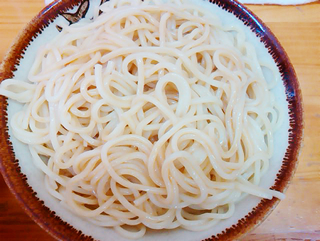 入谷 大勝軒のもりそばの中太麺にラーメンダレをたっぷりかける