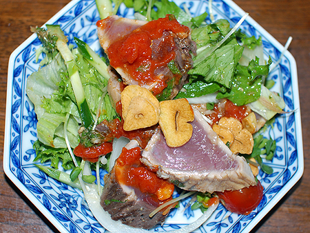 熊谷喜八シェフ流のカツオのタタキはトマトソースと揚げニンニクが決め手