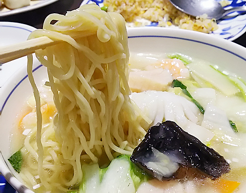 唐菜の海鮮つゆそばの麺は中細麺