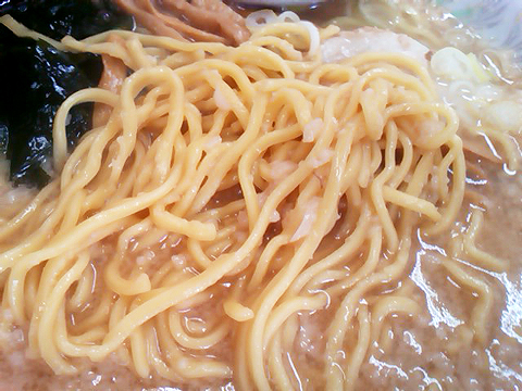 龍ちゃんのラーメンの麺は中太麺