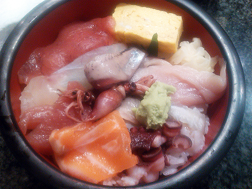 横浜の回転寿司 魚浜のランチ海鮮丼