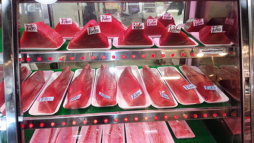 沖縄の魚市場・泊いゆまちに並ぶ魚はキハダなどのマグロばかり